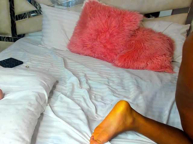  Lola-Monroe chat room