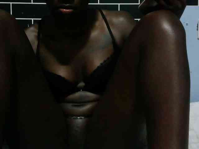 bigebonyboobs webcam
