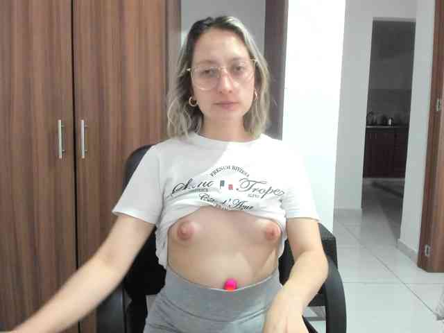 Adelejohnsonn webcam