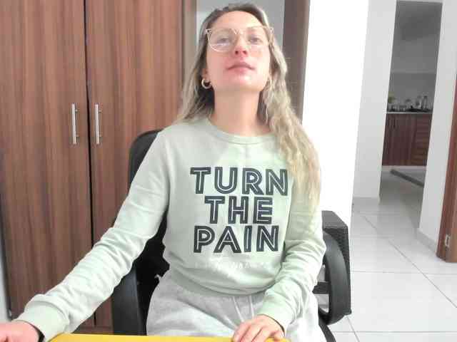 Adelejohnsonn Live Webcam on BongaCams
