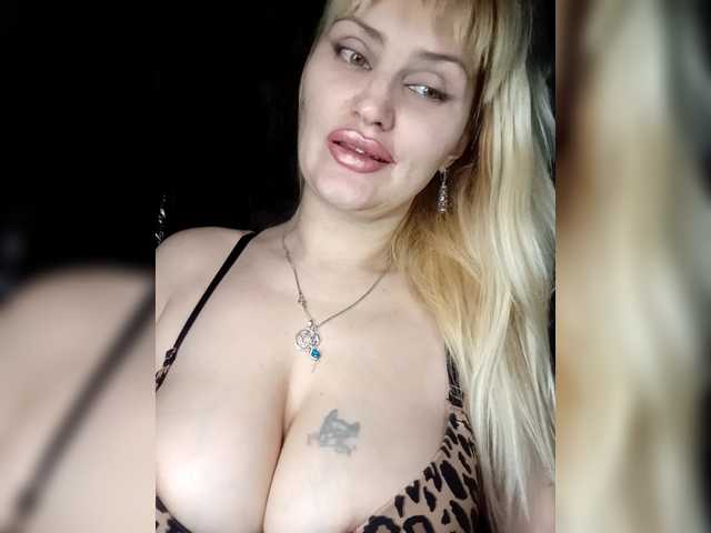 Freya-Milf's BongaCams show and profile