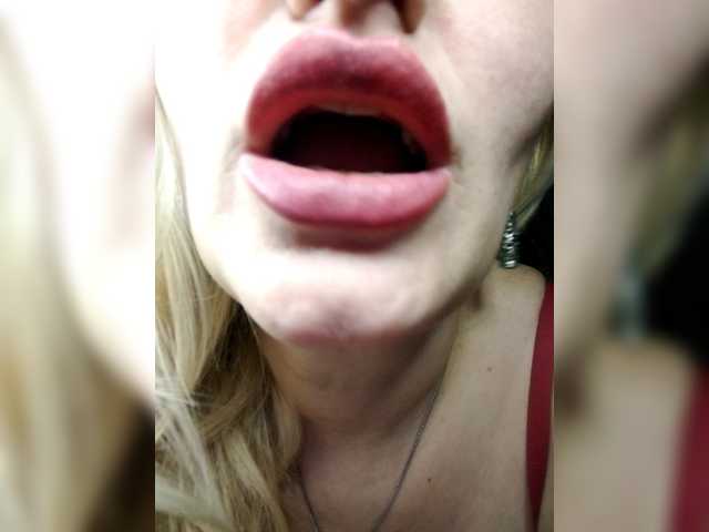 Freya-Milf's BongaCams show and profile