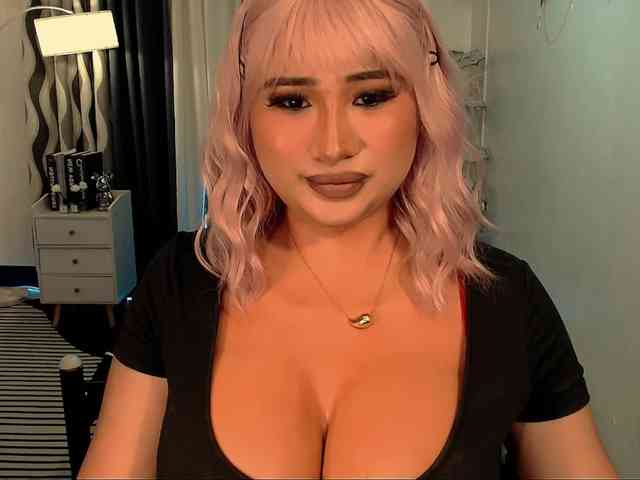 TsGiganticSelfsuckers Live Webcam on BongaCams