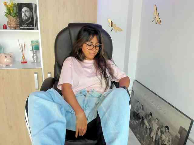 Isabella221 webcam