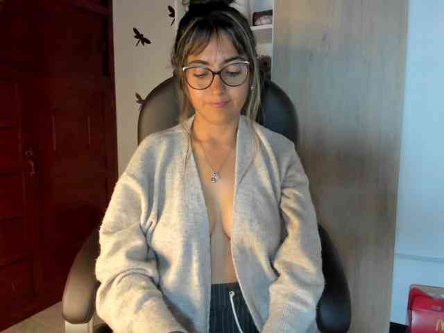 Isabella221 webcam