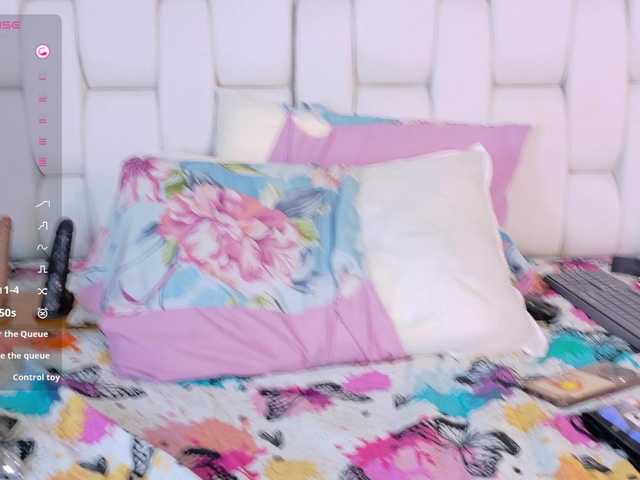 kinkyhousewifee's BongaCams show and profile