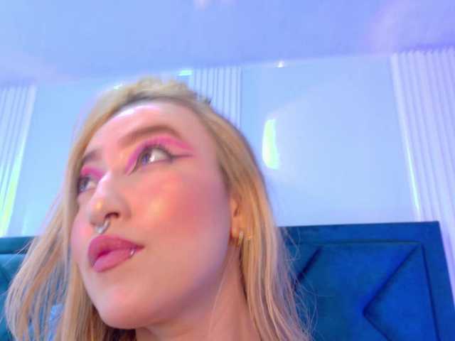 MollyyCruz's BongaCams show and profile