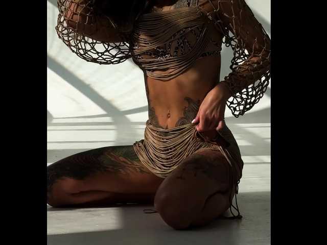 Foxe-Sailey's BongaCams show and profile