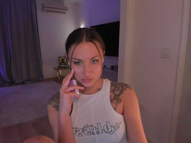 Foxe-Sailey's BongaCams show and profile