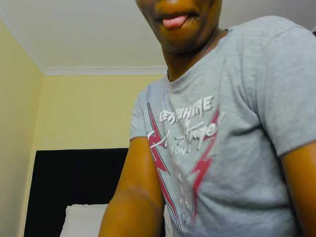 Pretty-Queen's BongaCams show and profile