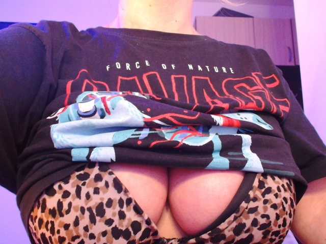 Freyaamore's BongaCams show and profile