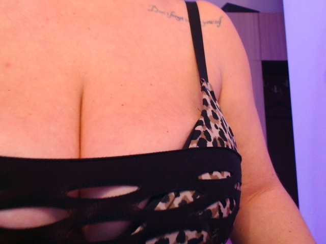 Freyaamore's BongaCams show and profile