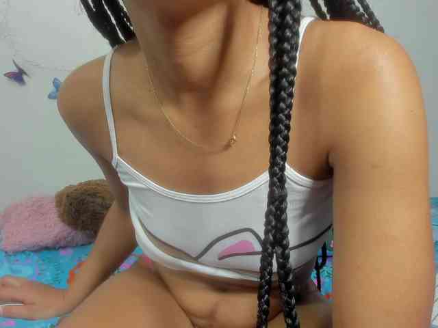 skinnyslutgirl webcam