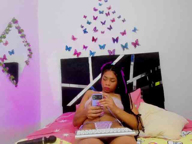 skinnyslutgirl webcam