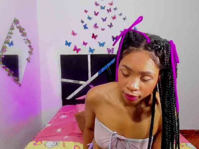 skinnyslutgirl webcam
