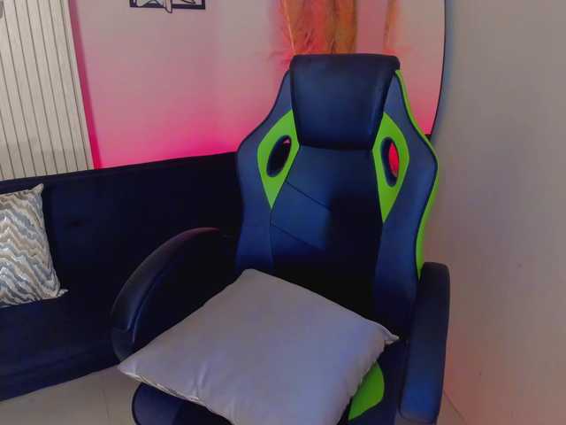 charlotte-Cox's BongaCams show and profile