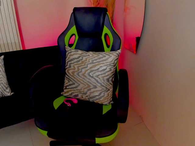 charlotte-Cox's BongaCams show and profile