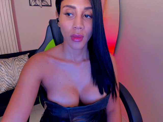 charlotte-Cox's BongaCams show and profile