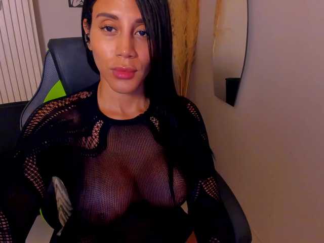 charlotte-Cox's BongaCams show and profile