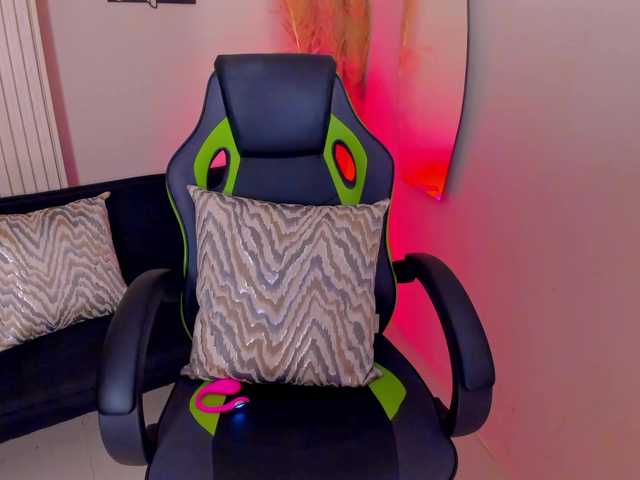 charlotte-Cox's BongaCams show and profile