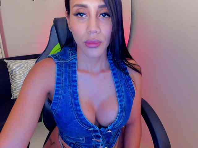 Charlotte-Cox webcam