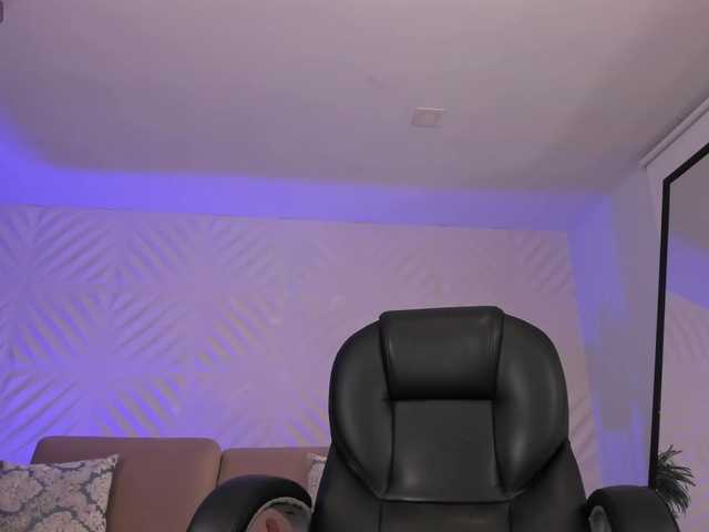 RoxanneHill's BongaCams show and profile