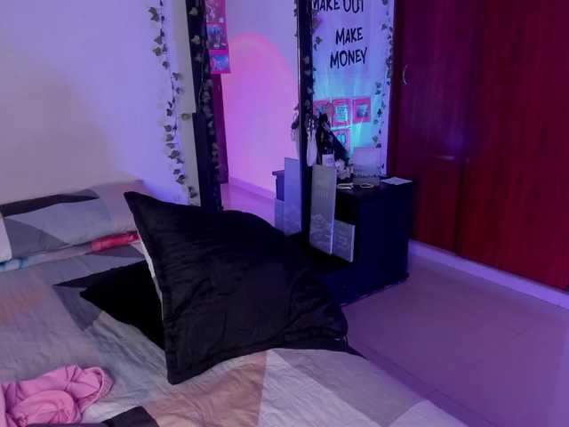 littlekayla's BongaCams show and profile