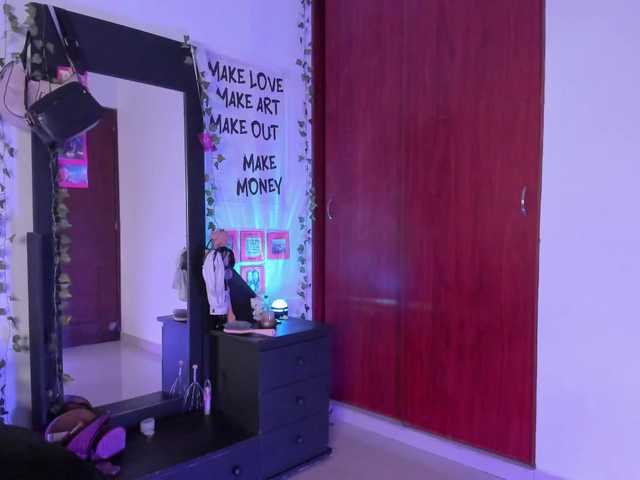 littlekayla's BongaCams show and profile