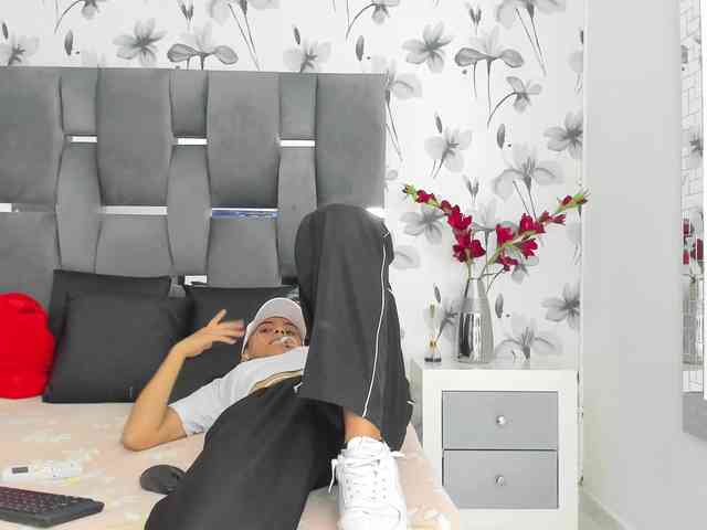 Ehotloveaxxx bongacams