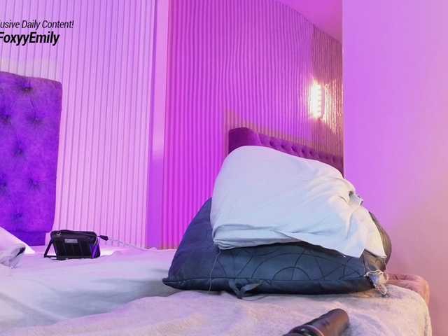 Emily-Foxyy's BongaCams show and profile