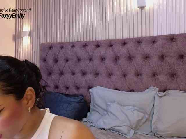 Emily-Foxyy webcam