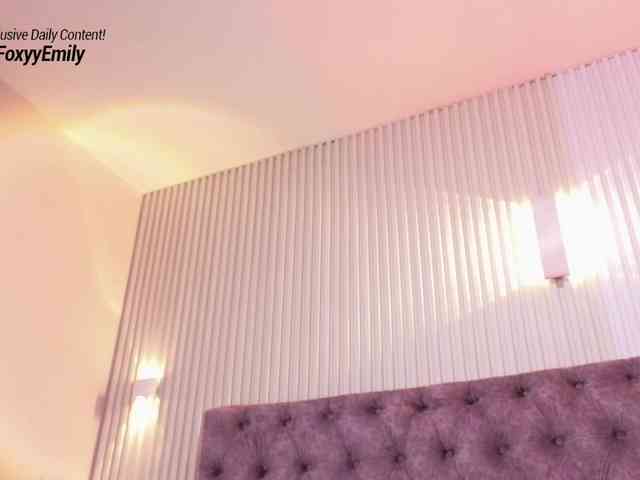 Emily-Foxyy webcam
