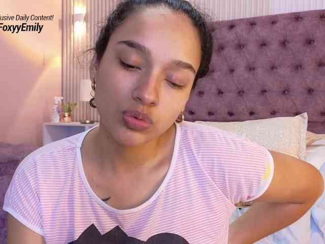 Emily-Foxyy webcam