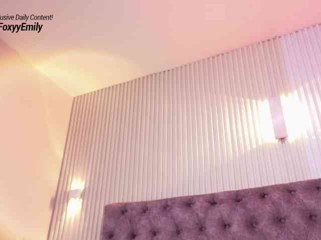 Emily-Foxyy webcam