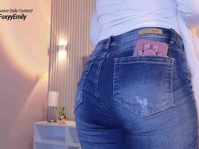 Emily-Foxyy webcam
