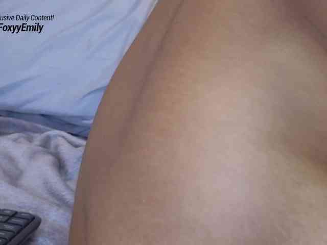 Emily-Foxyy webcam