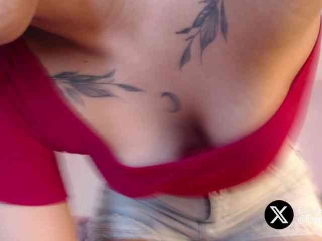 Emily-Foxyy webcam