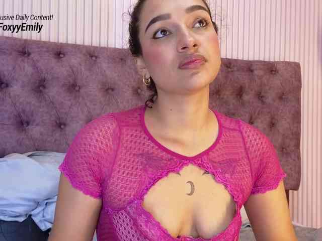 Emily-Foxyy webcam