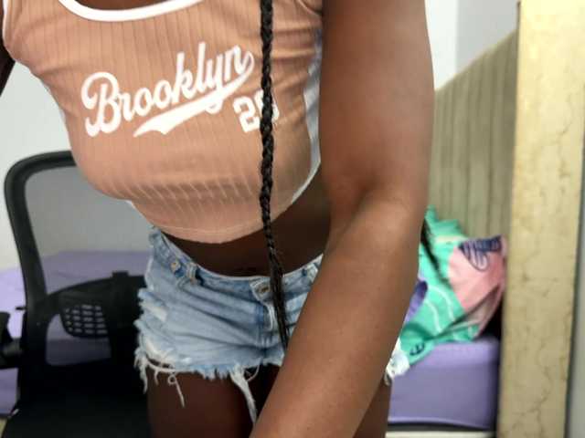 Girlstrong's BongaCams show and profile