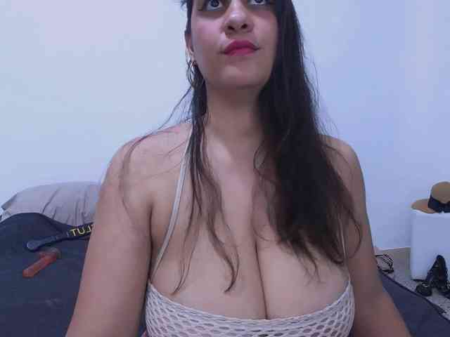 AndreaBigboobs webcam
