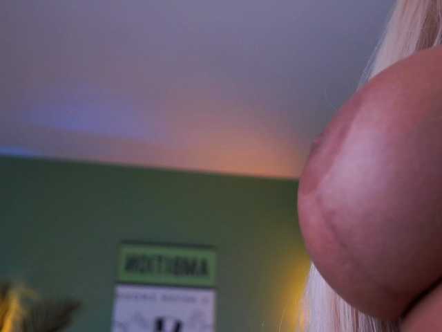 EvaZane's BongaCams show and profile