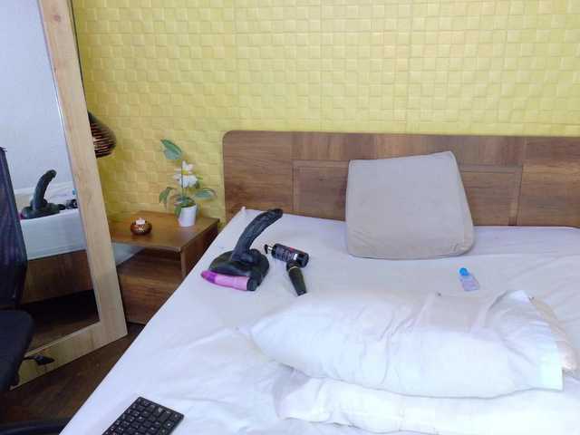 curvynaomhy's BongaCams show and profile