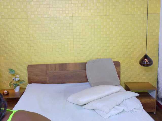 curvynaomhy webcam bongacams model stream image