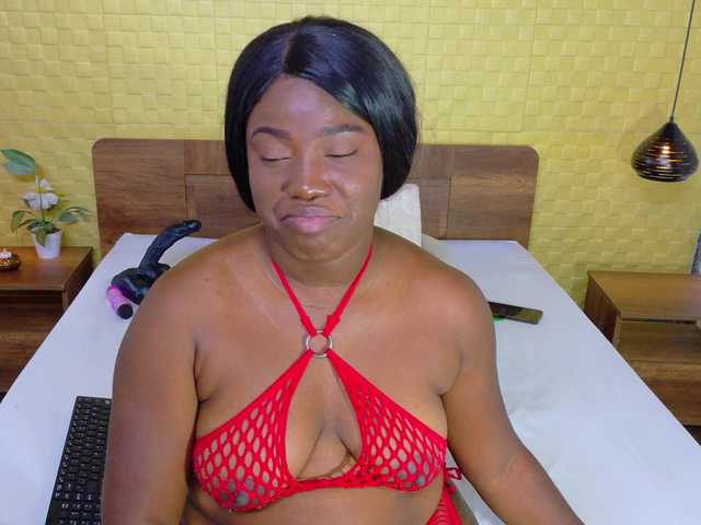 curvynaomhy's BongaCams show and profile