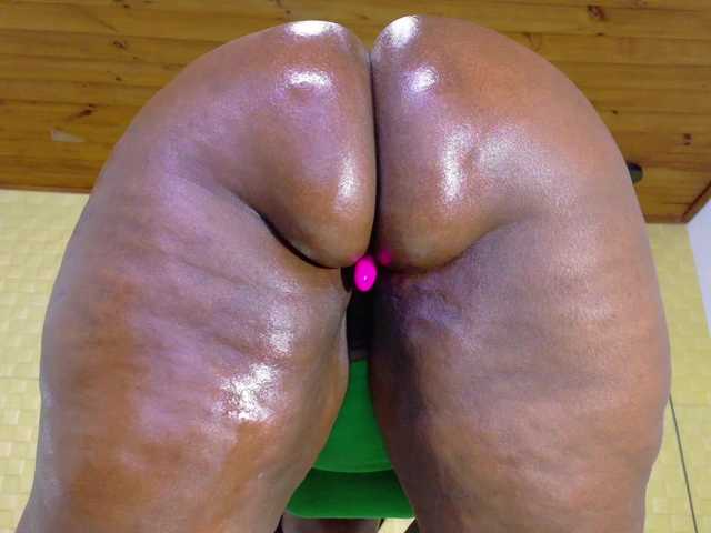 curvynaomhy's BongaCams show and profile