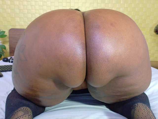 curvynaomhy's BongaCams show and profile