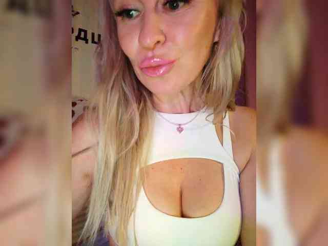 Blondi_Love webcam