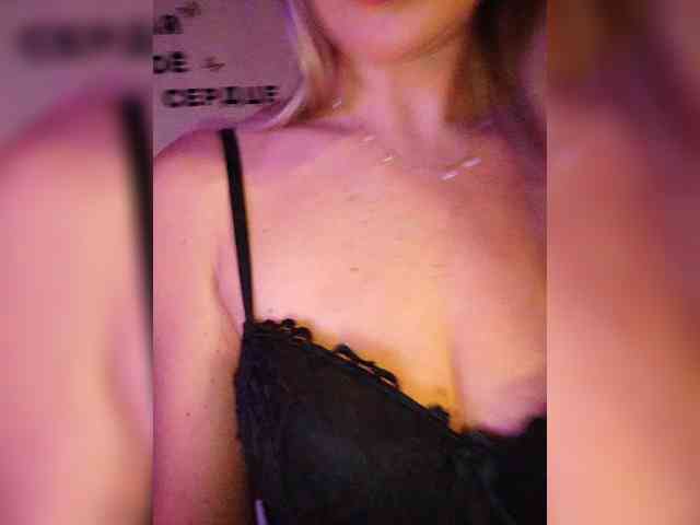 Blondi_Love webcam