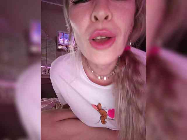 Blondi_Love webcam