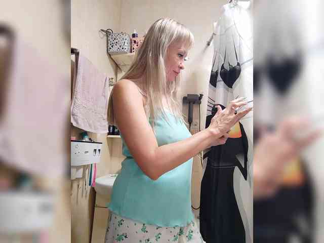 Blondi_Love webcam
